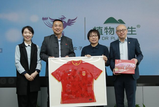 说着，他又道：对了，我们魏家正好在研究这个药方，希望能够给它做个改良，让他既能强壮男性雄风，又不至于伤身体，如果做的好的话，有可能对男性那方面的能力，有很强的修复作用。